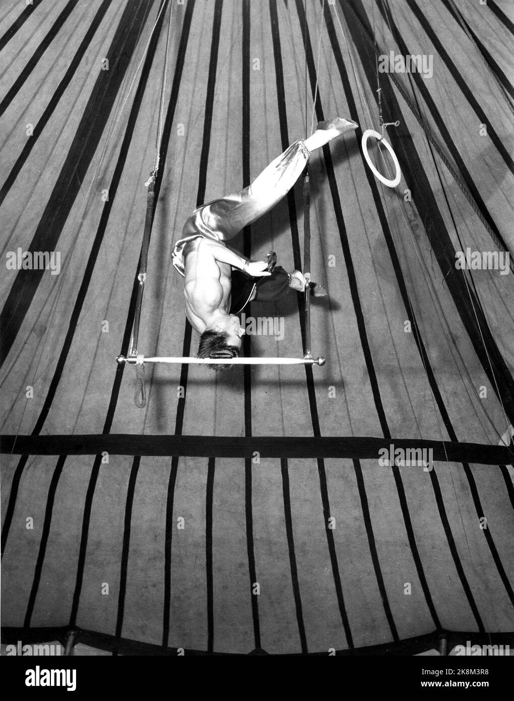 oslo-1953-circus-arnardo-at-youngstorget-in-downtown-oslo-after-the