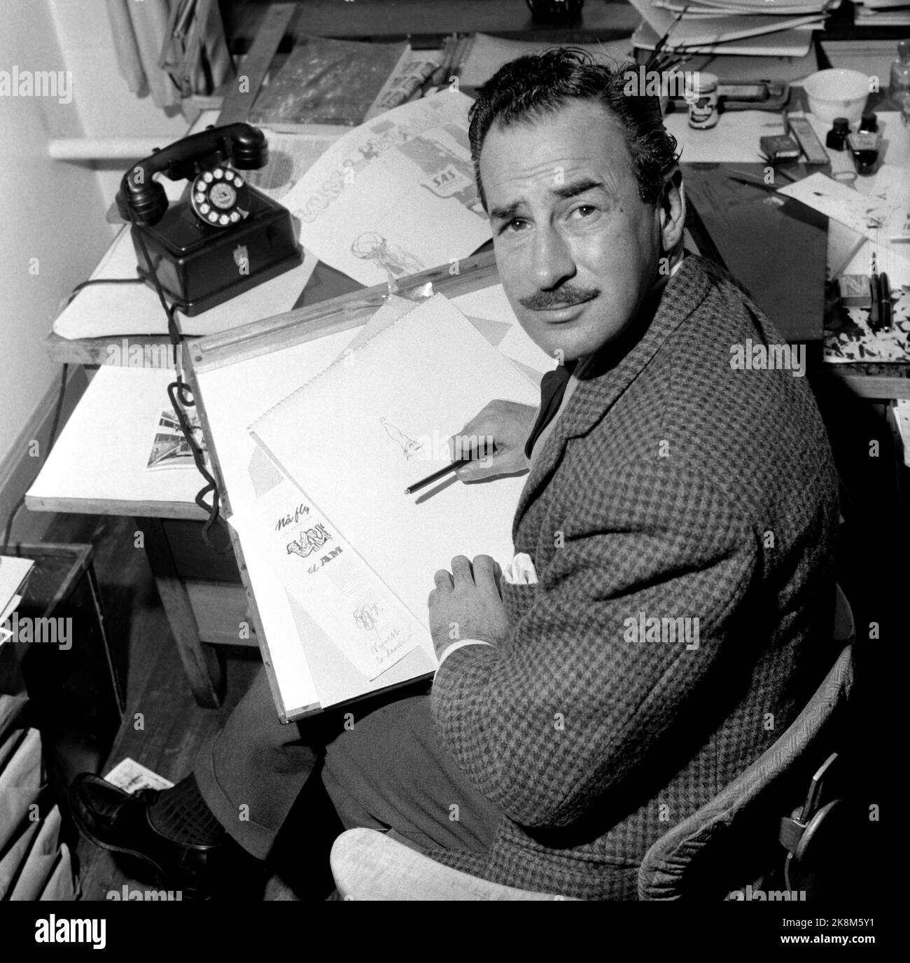 Oslo 195712 Newspaper cartoonist Salo Grenning, Pedro, in VG, draws Christmas cards in his office. Photo: Current / NTB Stock Photo