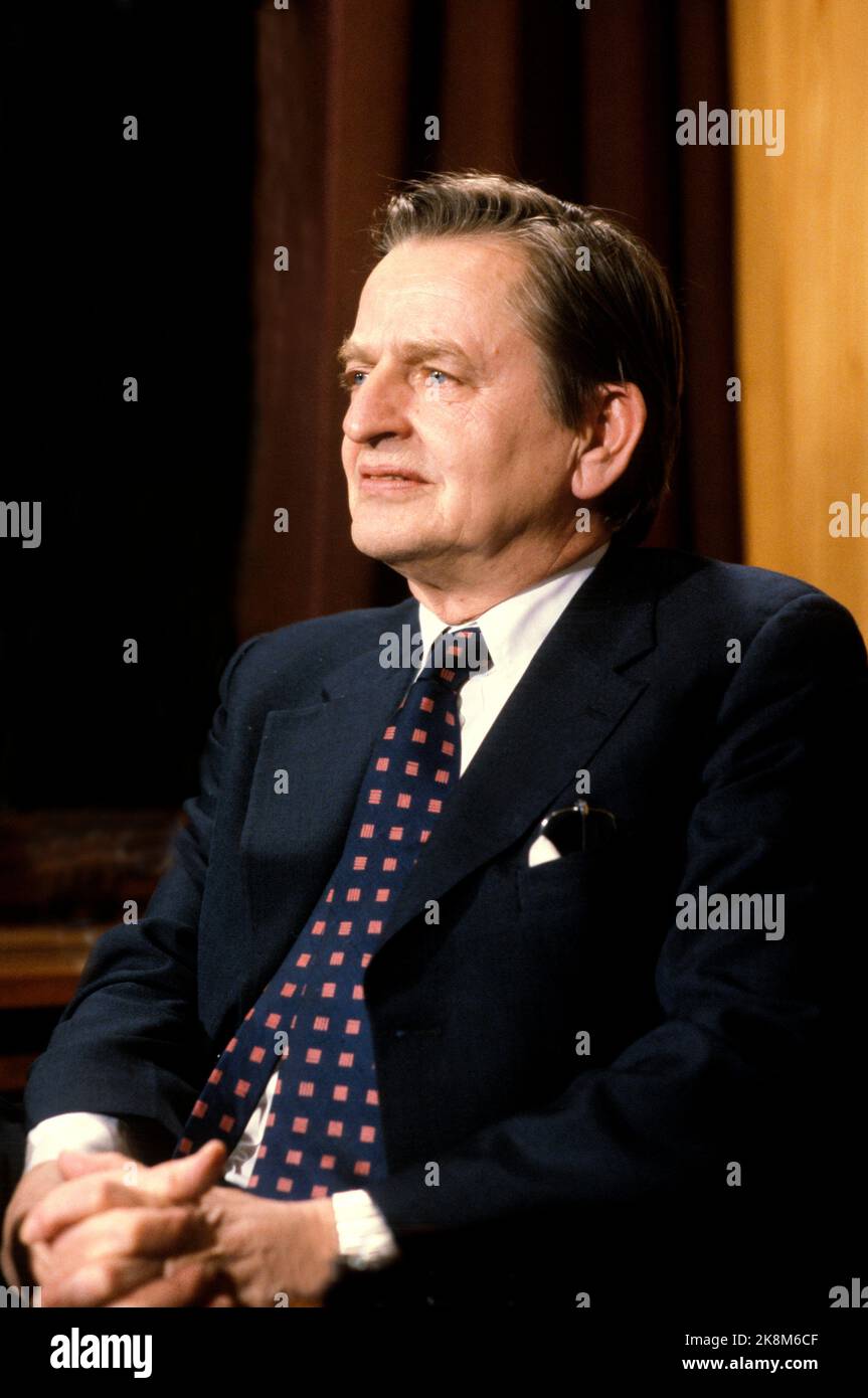 Oslo 19830113. Prime Minister Olof Palme visiting Norway. Folded hands. Serious. Photo: Bjørn Sigurdsøn NTB / NTB Stock Photo