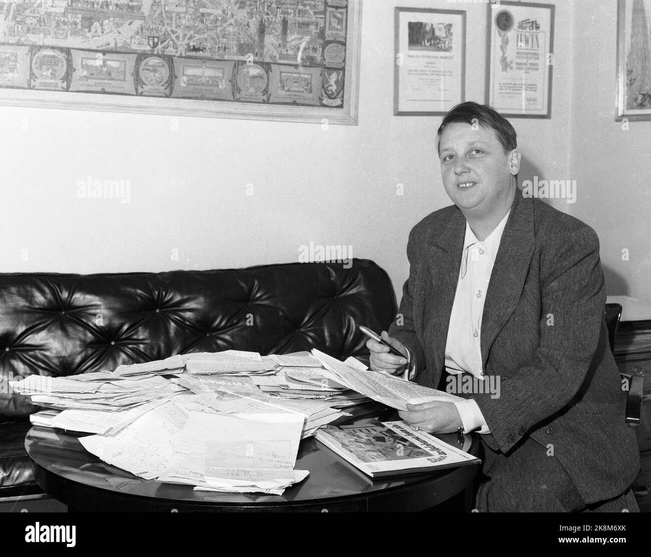 Oslo 19581219 Tourist Manager Alfhild Hovdan with a letter to Santa