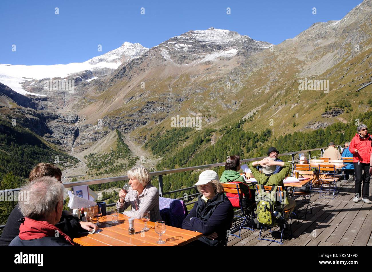 Aussichtsterasse ades Restaurants auf der Alp Grün mit fantastischem Alpenpanorama. Panoramic mountain view from the terrace of the Alp Grüm restauran Stock Photo