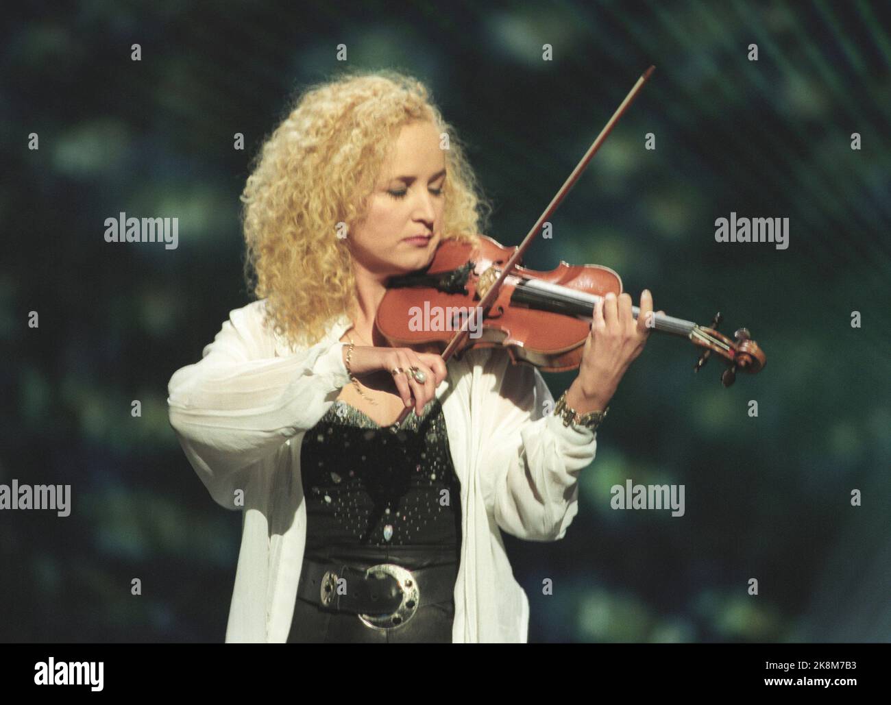 Dublin 19950513. Melody Grand Prix 1995, Eurovision Song Contest. Norwegian victory with 'Secret Garden' and their melody 'nocturne'. Violinist Fionnuala Sherry during the final. Photo: Per R. Løchen NTB / NTB Stock Photo