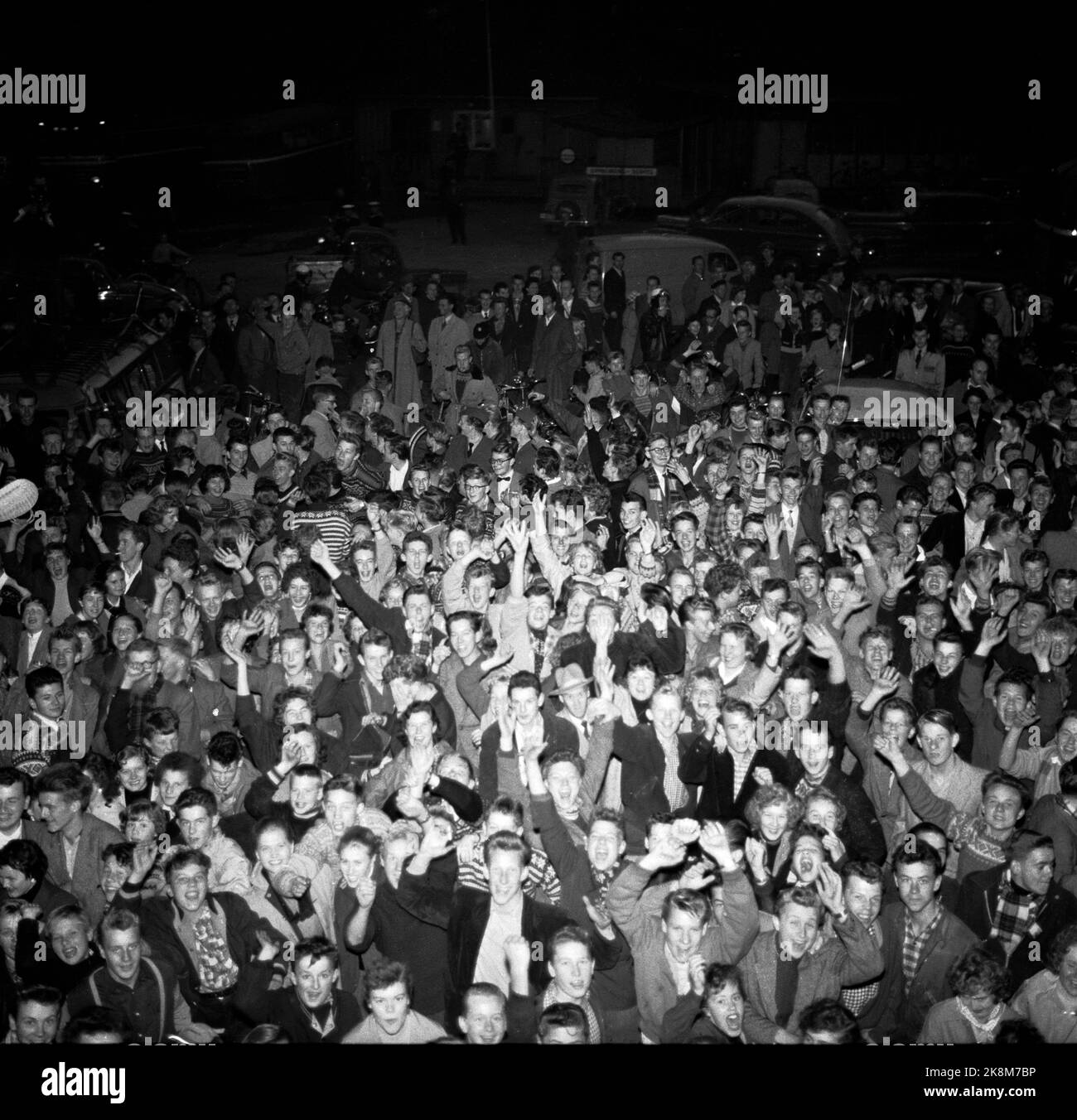 Oslo 19560920. Riots after the screening of the movie 'Rock Around the Clock' which contained the tune of the same name, in the center cinema. Hundreds of young people make noise in the center, rock riots. Here is a large crowd of happy and played youth after the film show. Photo: NTB Archive / NTB Stock Photo