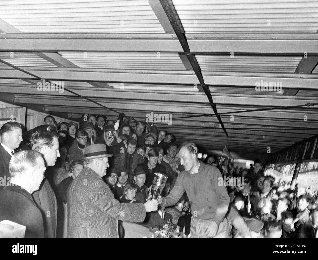 Oslo, 19651107. Ullevaal Stadium. Skeid -frigg 2-1. Cup final in football. This is from the third match. Finn Thorsen receives the King's Cup after the victory in the cup final against Frigg. Only 7,000 spectators were present at the third match in the battle for the King's Cup. Crown Prince Harald is on the left in the picture. Photo: Henrik Laurvik / NTB Stock Photo