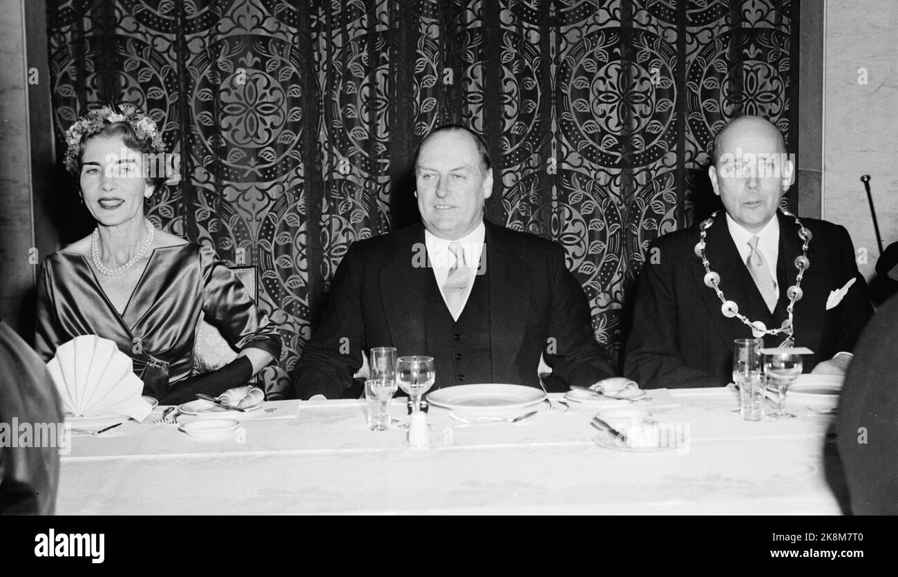 Oslo 196002. Queen Ingrid and King Frederik of Denmark on an official visit to Norway. Here Queen Ingrid and King Olav during the municipal lunch at Oslo City Hall together with Mayor Brynjulf Bull (t.h.). Photo: NTB Archive / NTB Stock Photo