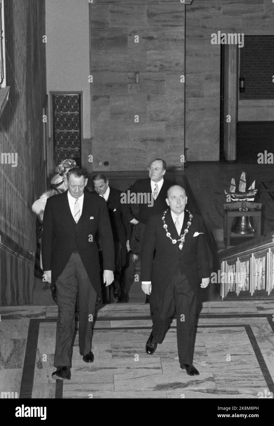 Oslo 196002. Queen Ingrid and King Frederik of Denmark on an official visit to Norway. Here on Guided tour of Oslo City Hall together with Mayor Brynjulf Bull (t.h.) King Frederik, Queen Ingrid and King Olav. Photo: NTB Archive / NTB Stock Photo