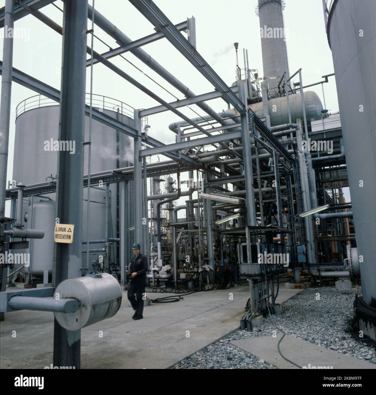 Mongstad 19790531: The oil refinery at Mongstad under construction. Here thoughts and piping streets. Working with a helmet. Signs with the call "Wear Helmet". Photo: Svein Hammerstad / NTB / NTB Stock Photo