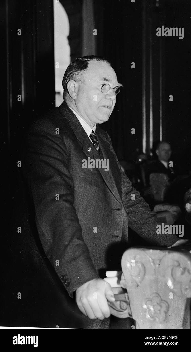 Oslo June 1945. Prime Minister Johan Nygaardsvold thanks the Storting. Photo: NTB  *** Photo not image processed **** Stock Photo