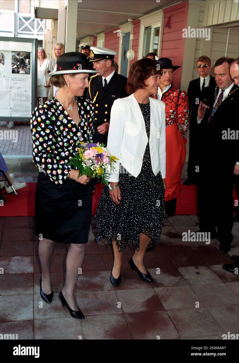 Trondheim 19910623: Signing journey June 1991. King Harald V - Signing and Sigsninger. The picture: Queen Sonja visits Trondhjems Hospital. Mayor Odd Anders With in the background of h. Stock Photo