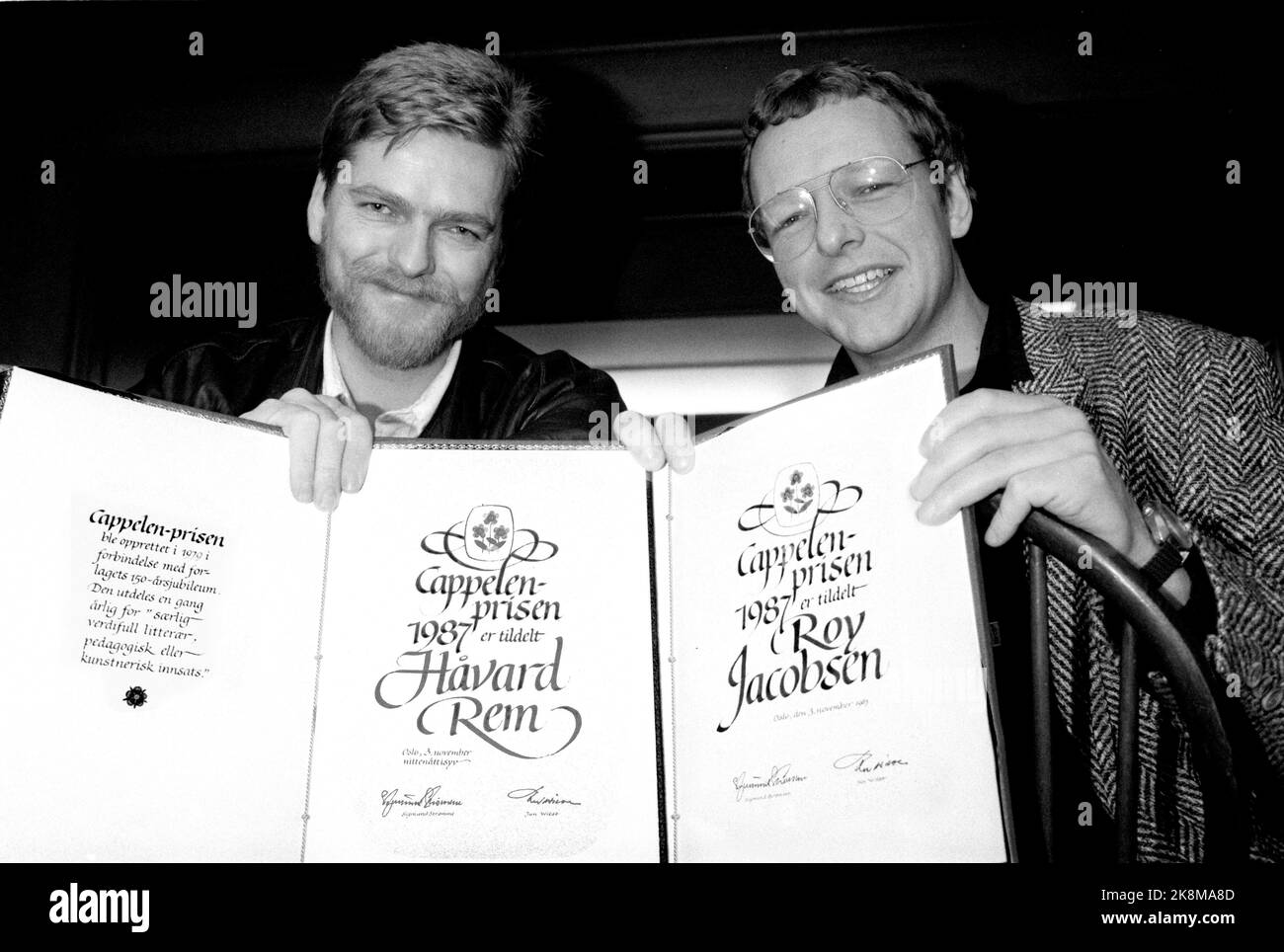Oslo 19871103: Cappelen award winners Håvard Rem (t.v.) and Roy Jacobsen. Photo: Inge Gjellesvik NTB / NTB Stock Photo