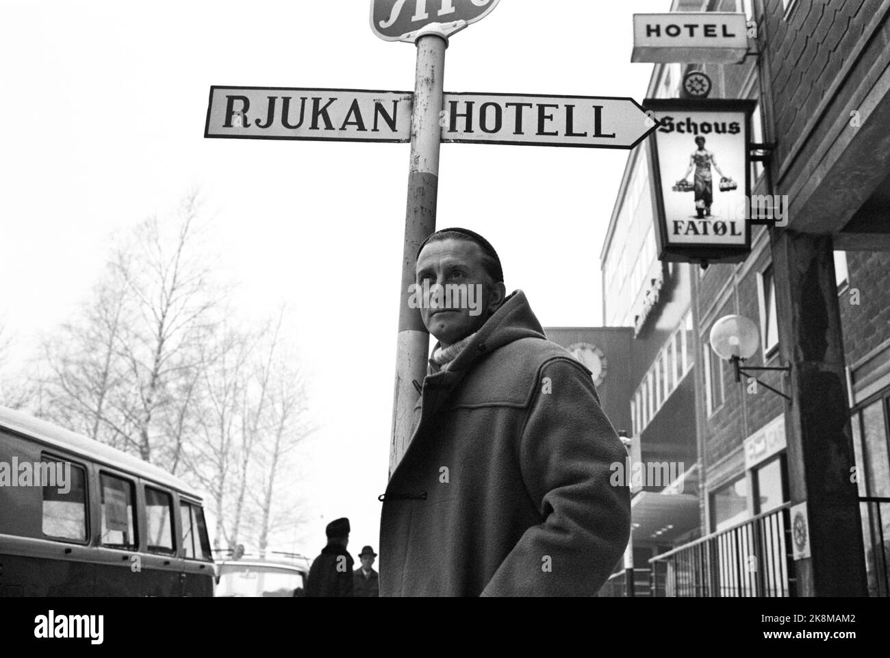 Rjukan January 1965 Film recording of 'Heroes from Telemark' at Rjukan. About the heavy water saboteurs from Kompani Linge. Sabotage towards Vemork power station. The British company Benton Film poses with a staff of 120. Hot number one is American actor Kirk Douglas. Here he stands outside Rjukan Hotel. Signed with Schous Fat beer. Photo: Sverre A. Børretzen / Current / NTB Stock Photo