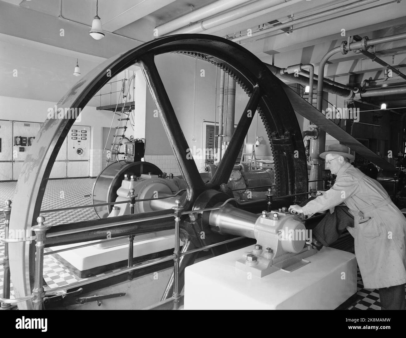 Oslo 1951. Breweries in Oslo in 1951. Here one of the machines used in production. Photo: Sverre A. Børretzen / Current / NTB Stock Photo