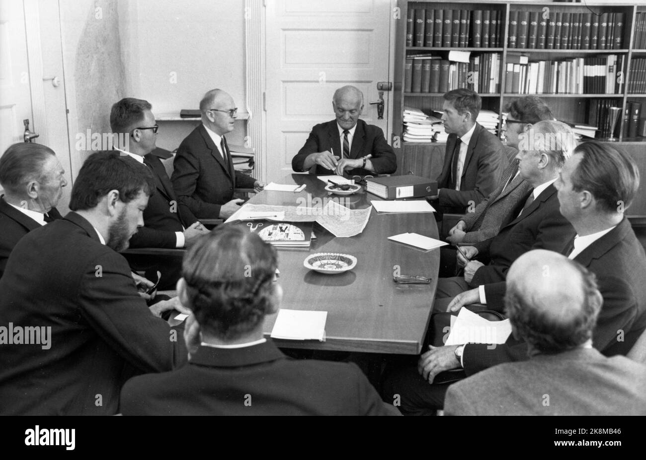 Oslo 19700714. Against major airport shareholders at Transport Minister Håkon Kyllingmark (middle). Eg. Sverre Krogh ( ordfører i Ås kommune), Iver Wittusen ( Hurum), Wilhelm Hesle (Ullensaker), Svein Erik Odden (Kontorsjef, Hurum), Th.Nilsen (Rådmann i Askim), Knud Schnitler (Hurum), Petter Tidemann (Hurum) , Wictor Isachsen (Nesodden municipality), Per Anders Engseth (Hurum) and Bjørn Foss (agency manager in the Ministry of Transport). Photo: NTB archive / NTB Stock Photo