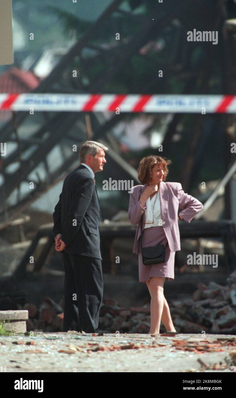 Drammen 19970605: Prime Minister Thorbjørn Jagland and Justice Minister Gerd-Liv Valla on inspection in the ruins of Bandido's headquarters in Drammen after the bomb attack last night. These 'Satan's killers' must be taken and punished according to the law, the prime minister said during the visit to Drammen. Photo: Cornelius Poppe / NTB Stock Photo