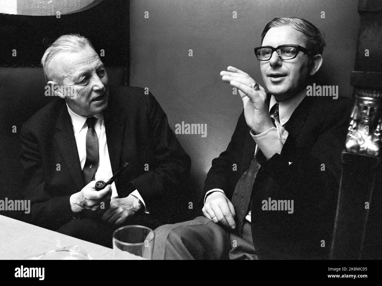 Oslo June 1971: The Tostrup cellar is Norway's political duck pond. Politicians and press people in beautiful association. Here Jon Leirfall sits together with Herbjørn Sørebø. Photo: Aage Storløkken / Current / NTB Stock Photo