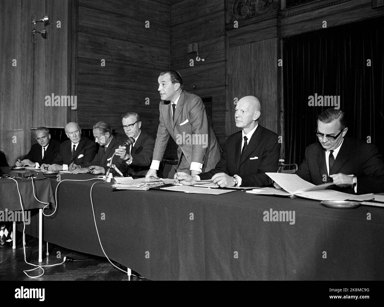Greåker 19660928 Greaker Cellulose Factory at Greåker terminated all employees when the company is on the verge of bankruptcy in February / March. On Sept 28. An extraordinary general meeting was held. From V: Auditor Arne Stretmo, dir. Per Sandås, engineer Caesar Bang, manager K. Andersen, Supreme Court Attorney Alf Nordhus, Supreme Court Attorney Alf Øgland and sales manager Bjørn Vig. Photo: NTB / NTB Stock Photo