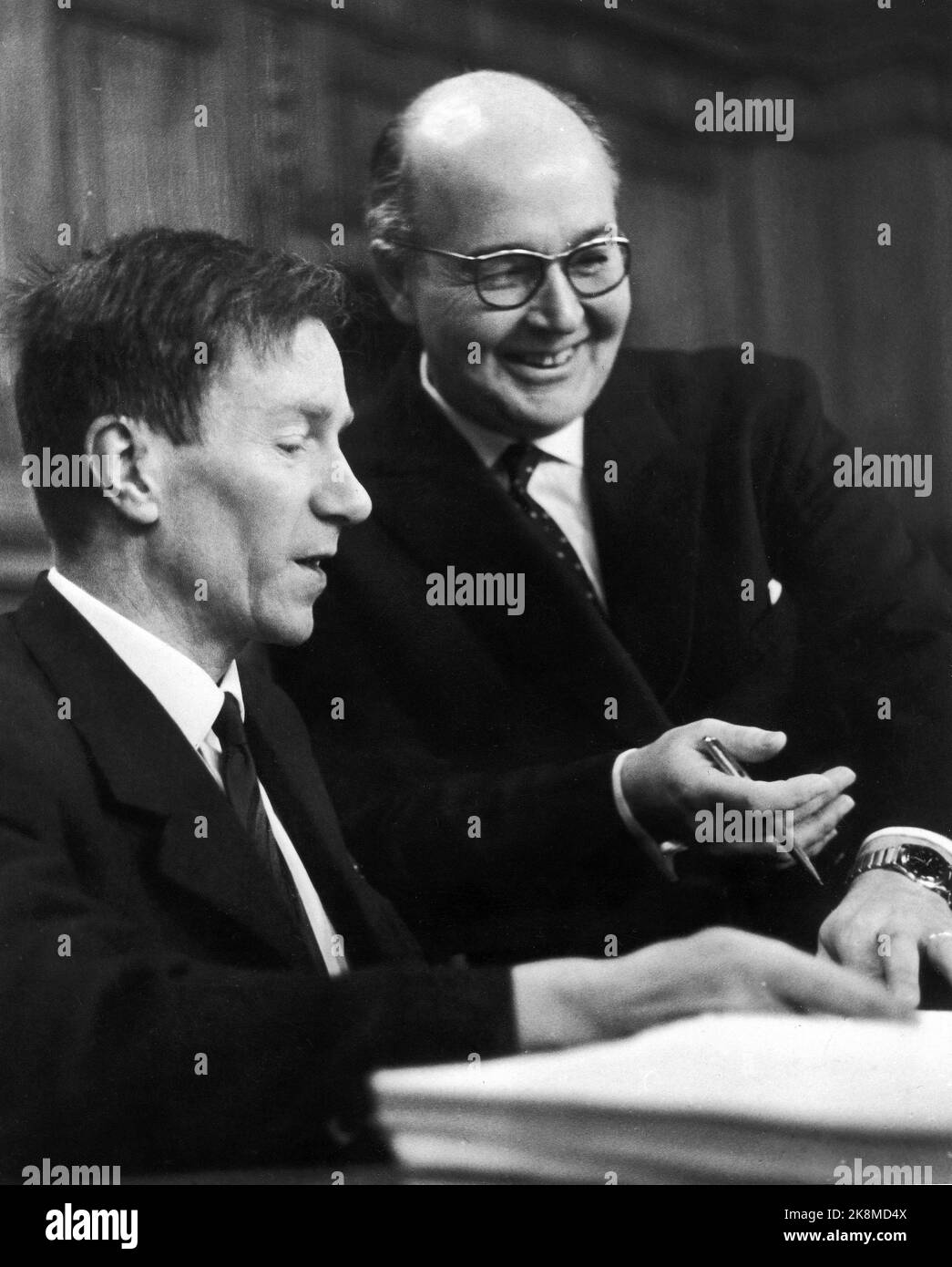 Oslo 19630325 State meteorologist Sigurd Smebye (TV) and his lawyer Wilh. M. Rolfsen in the courtroom in Forb. The so-called snow case. Smebye got the language battle to flare up again, when he refused to use the Sami snow in the weather forecast on the radio, but consistently said SNE. Smebye was exempted by church and the Ministry of Education to read the weather forecast on radio. Photo: NTB Stock Photo