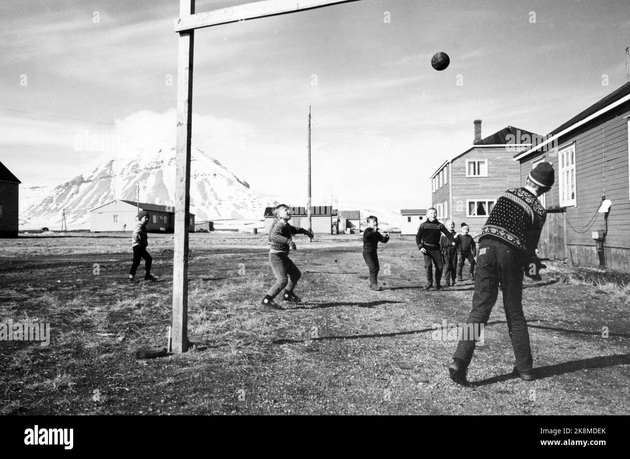 Svalbard, Ny-Ålesund 1963. All activities in the Kings Bay mines have been stopped for the time being due to. The large mining accident in 1962. This is determined by the Government, and the decision has led to a break -up mood in the mining community. But the guys still play football along the house walls; Loop football. Photo: Aage Storløkken / Current / NTB Stock Photo