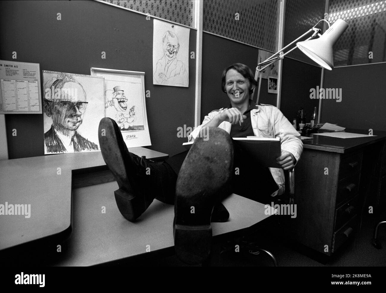 Oslo August 1971 Drawer Finn Graff, known for his caricatures and political newspaper drawings. Here is a smiling graffle with the legs on the table and the sketch block on the lap. TV. One of his many drawings by Prime Minister Trygve Bratteli. Photo: Storløkken / Current / NTB Stock Photo