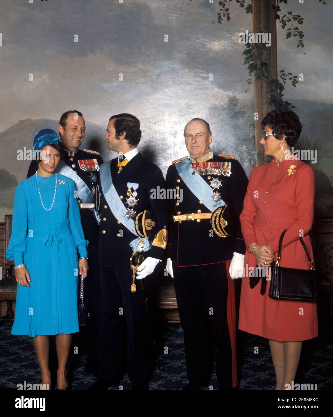 Oslo October 1974: King Carl Gustaf of Sweden on an official visit to Norway. Here together with King Olav photographed in the birdworks at the castle. Eg. Crown Princess Sonja in blue dress with hat, Crown Prince Harald, King Carl Gustaf of Sweden, King Olav and Princess Astrid. Photo: NTB / NTB Stock Photo