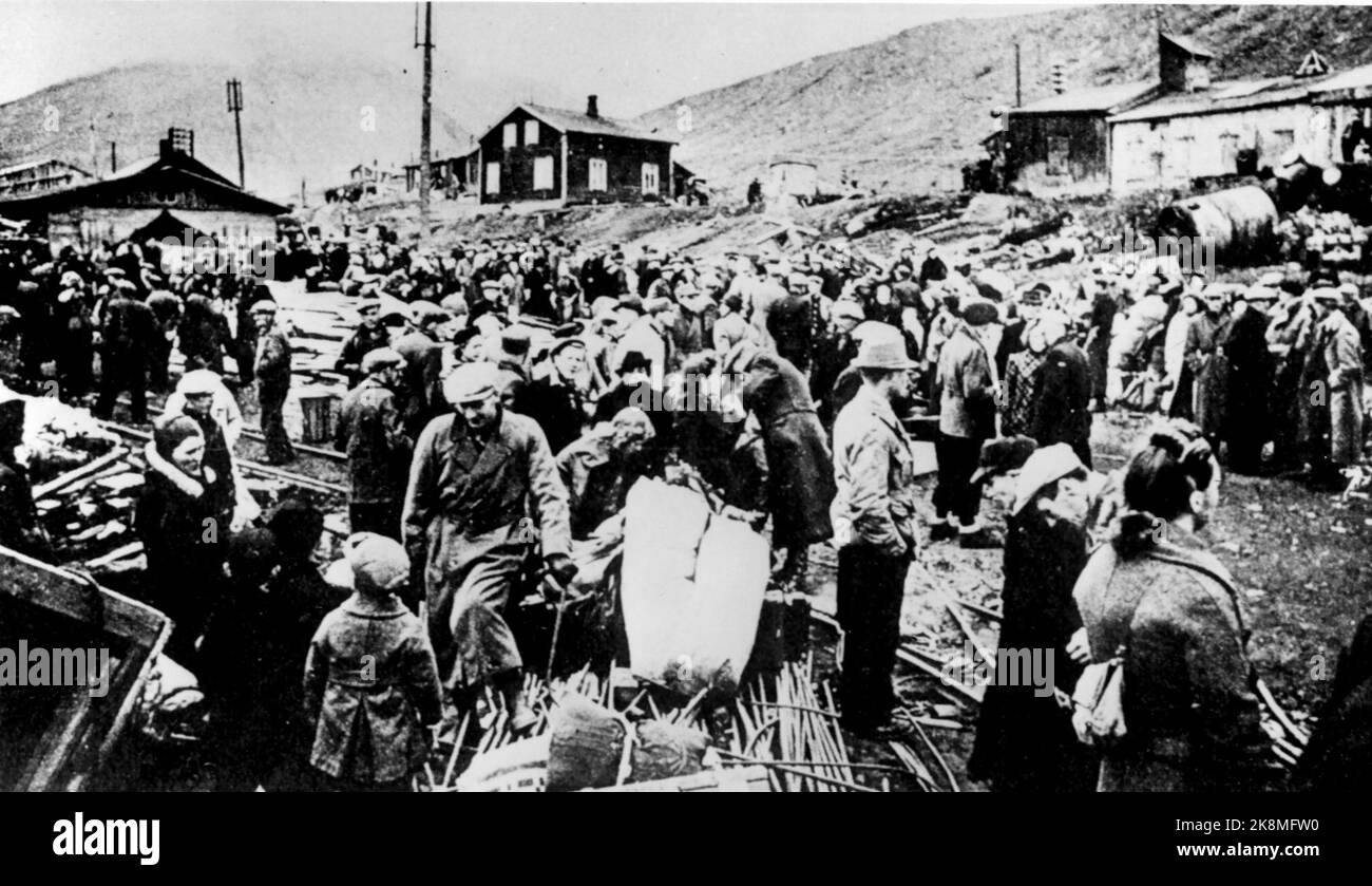 Liczące Około 2000 Mieszkańców Górnicze Miasto Longyearbyen Longyearbyen, Svalbard, 1941. The evacuation of the population. Photo