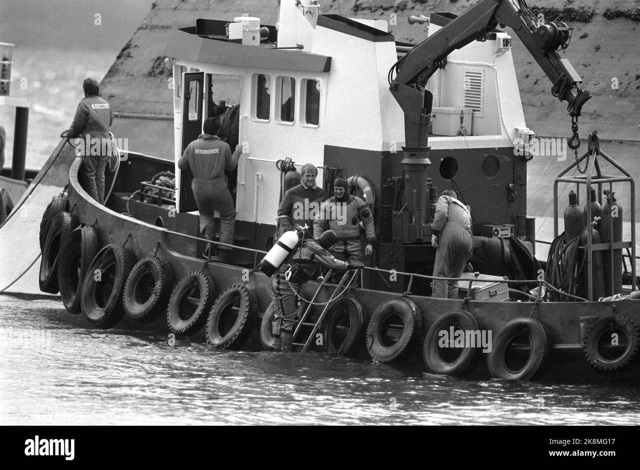 Stavanger 19851105: The cement vessel Concem crashed during the work on Gullfaks B Platform in the Gandsfjord, and 10 people perished. Here the overturned cement bargain. Ships with divers are looking for those killed. Here dives on board the vessel. Photo: Jens O. Kvale / NTB / NTB Stock Photo