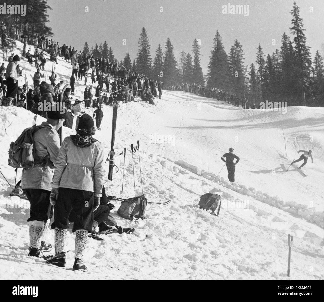 Winter Olympics 1952, Oslo. Slalo for women and men went in the Rødkleiva. Here from the ground, with many spectators dressed in contemporary 50s fashion, with anorak, nodding, beexi stitches, backpacks and hats. People had skis with and enjoyed themselves in the ground, in the sun. Photo: NTB / Archive / NTB Stock Photo