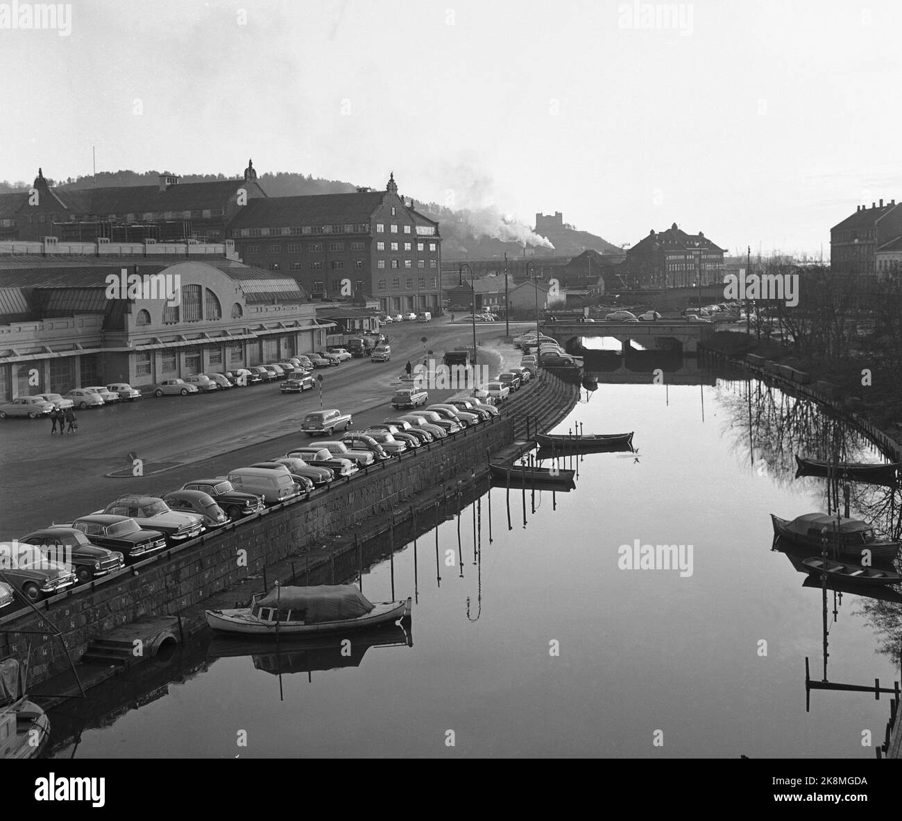 Oslo November 14, 1963. The Akerselva, the old Felles slaughterhouse, is located t.v. In the picture, Greenland's peat with housing and shops are here today. In the large building in front of Ekebergåsen, the Customs Administration is located. The Akerselva today goes under the Postgiro building and you can still sail up to Greenland's peat, but then in the tunnel the first piece. The photo is taken from Brugata, on the bridge itself that still exists. Photo: Henrik Laurvik / NTB / NTB Stock Photo
