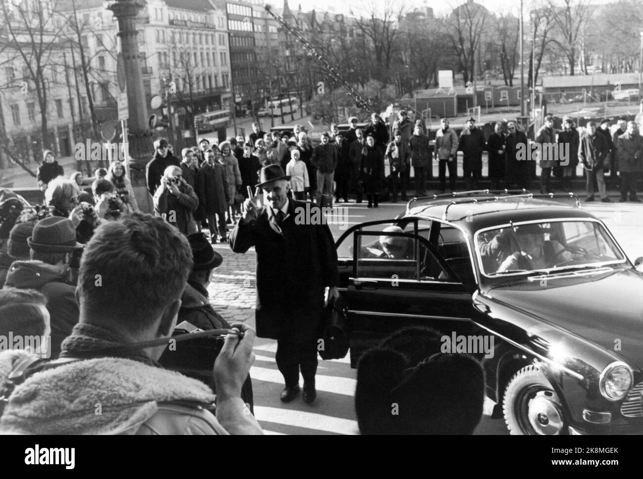 Oslo 19710228. Prime Minister Per Borten arrived at the Storting in Volvo Amazon. He makes the V-sign against the many spectators. He should answer questions about the leakage case. (He had shown the general manager of the People's Movement against Norwegian membership in EEC, Arne Haugestad, some papers on the plane) The government Borten later went off (17/3-71) Photo: NTB archive / NTB Stock Photo