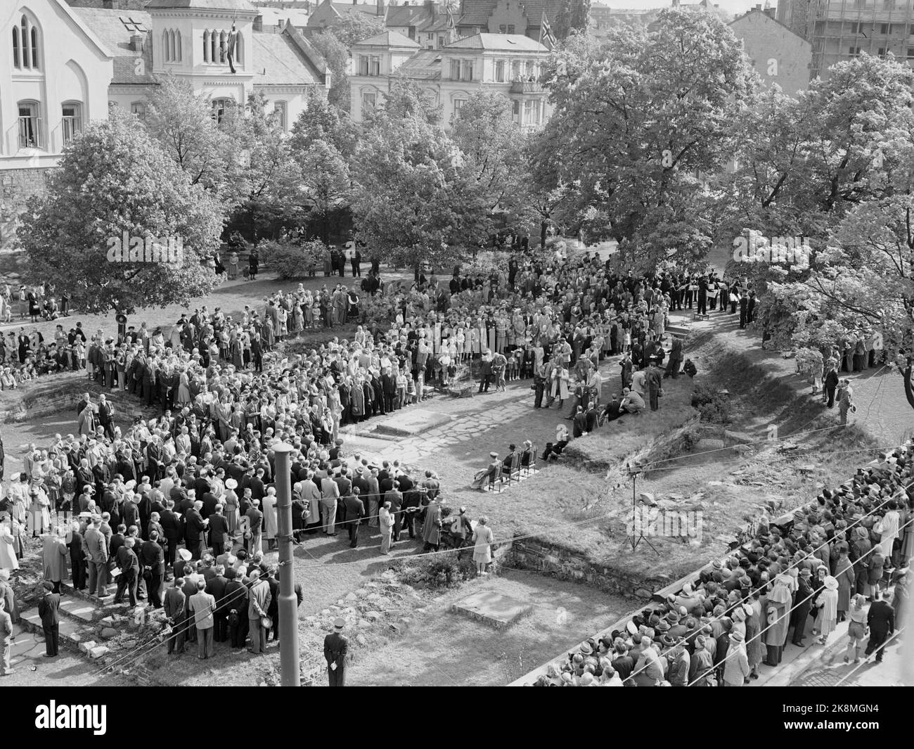 Oslo 19500514. Oslo city 900 year anniversary. The party jewelry in anniversary rushes. The celebration of Oslo's 900th anniversary was opened in the historic Memorial Park in the Old Town just off the current Bispegård. Many people were present, but only some of the audience could access the park, but on the street outside, people stood in long ranks, the speakers made sure everyone was told. Photo: Sverre A Børretzen / Arne Kjus / Current / NTB Stock Photo
