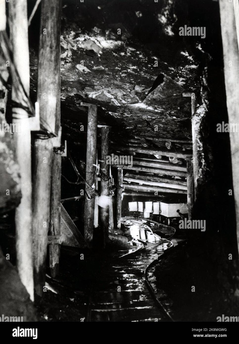 Ny Ålesund 1959. Foto fra 'King Bay - anlegget' i Ny Ålesund der den fjerde alvorlige eksplosjonsulykke i 'King Bay-gruvene' på Svalbard skjedde 5.november 1962. 21 mennesker omkom. (De tre foregående eksplosjonsulykker i Kings Bay var i 1948, 1952 og 1953 med henholdsvis 15, ni  og 16 omkomne). Bildet viser inngangen til Kings Bay-gruvene. Det ble påny avslørt store mangler og misligheter, og saken endte med mistillit i Stortinget og industriminister Kjell Holler måtte gå. Stortinget besluttet så avvikling av 'King Bay' 23.aug. 1963, og samtidig  måtte regjeringen Gerhardsen gå av. De borgerl Stock Photo