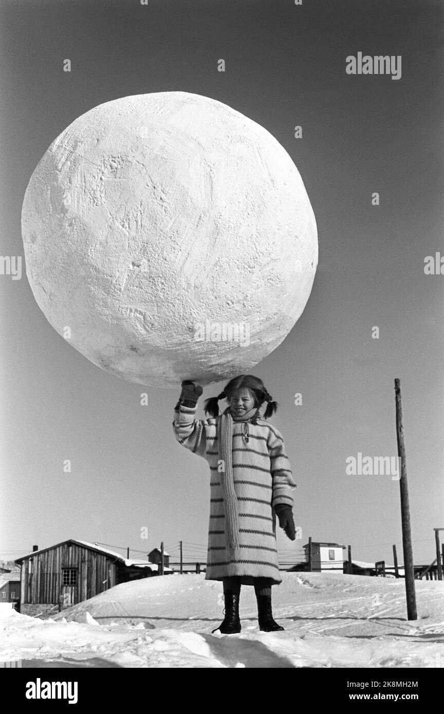 Røros March 1968 Recording the movie about Pippi Longstocking from the books by Astrid Lindgren. Pippi is played by Inger Nilsson. No one is stronger than Pippi. Here she will throw the world's biggest snowball after the two slab bags that tried to steal the bag with the gold coins. Photo: Aage Storløkken / Current / NTB  Scene from the one of the movies about Childrens Heroine 'Pippi Longstocking' by Swedish Astrid Lindgren, Photographed on Location in the Norwegian Village Røros, 1968. Photo: Aage Storløkken/ Current/ NTB Stock Photo