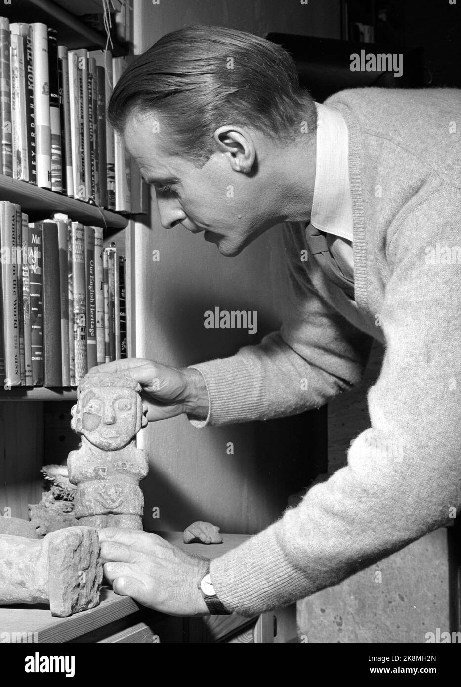 Oslo 1955. Ethnographer Thor Heyerdahl with one of the many stone figures he has homed from his expeditions. Photo: Sverre A. Børretzen / Current / NTB Stock Photo