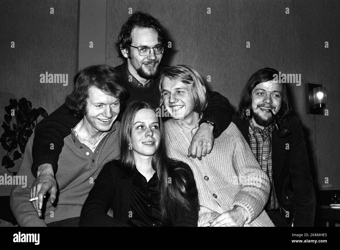 Oslo on March 13, 1971. Chat-noir press conference, where young singers will play in front of the 'new sailor movie' for a week. Here from V; Øystein Sunde, Hege Tunaal, Ole Paus with cigarette in hand, Finn Kalvik and Lillebjørn Nilsen with Snadde. Photo; Aage Storløkkenn / Current / NTB Stock Photo