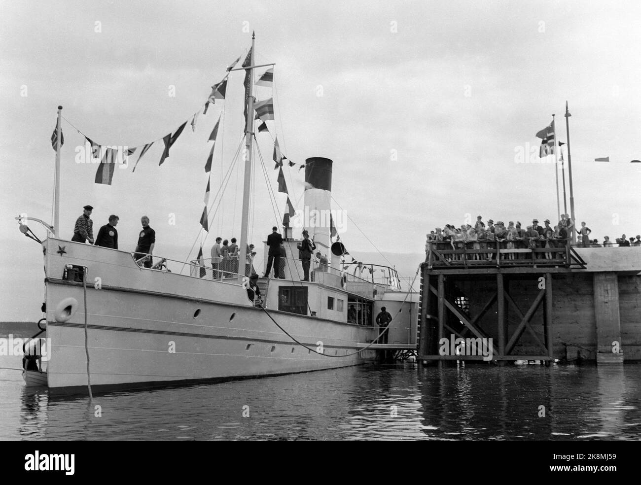 Gj vik 19560609 Skibladner Is The World s Oldest Wheel Steams In Daily gj-vik-19560609-skibladner-is-the-world-s-oldest-wheel-steams-in-daily