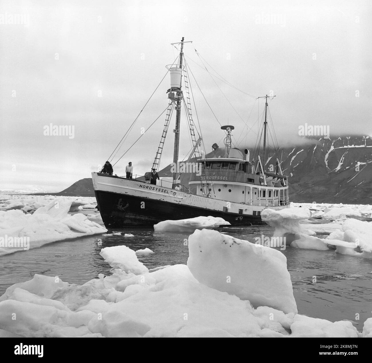 Liczące Około 2000 Mieszkańców Górnicze Miasto Longyearbyen Before getting help from norsel hi-res stock photography and images - Alamy