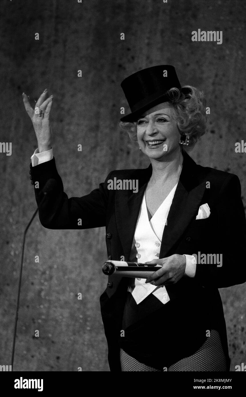 Oslo 19871116 Chat Noir's 75th anniversary. Wenche Foss on stage. Here ...