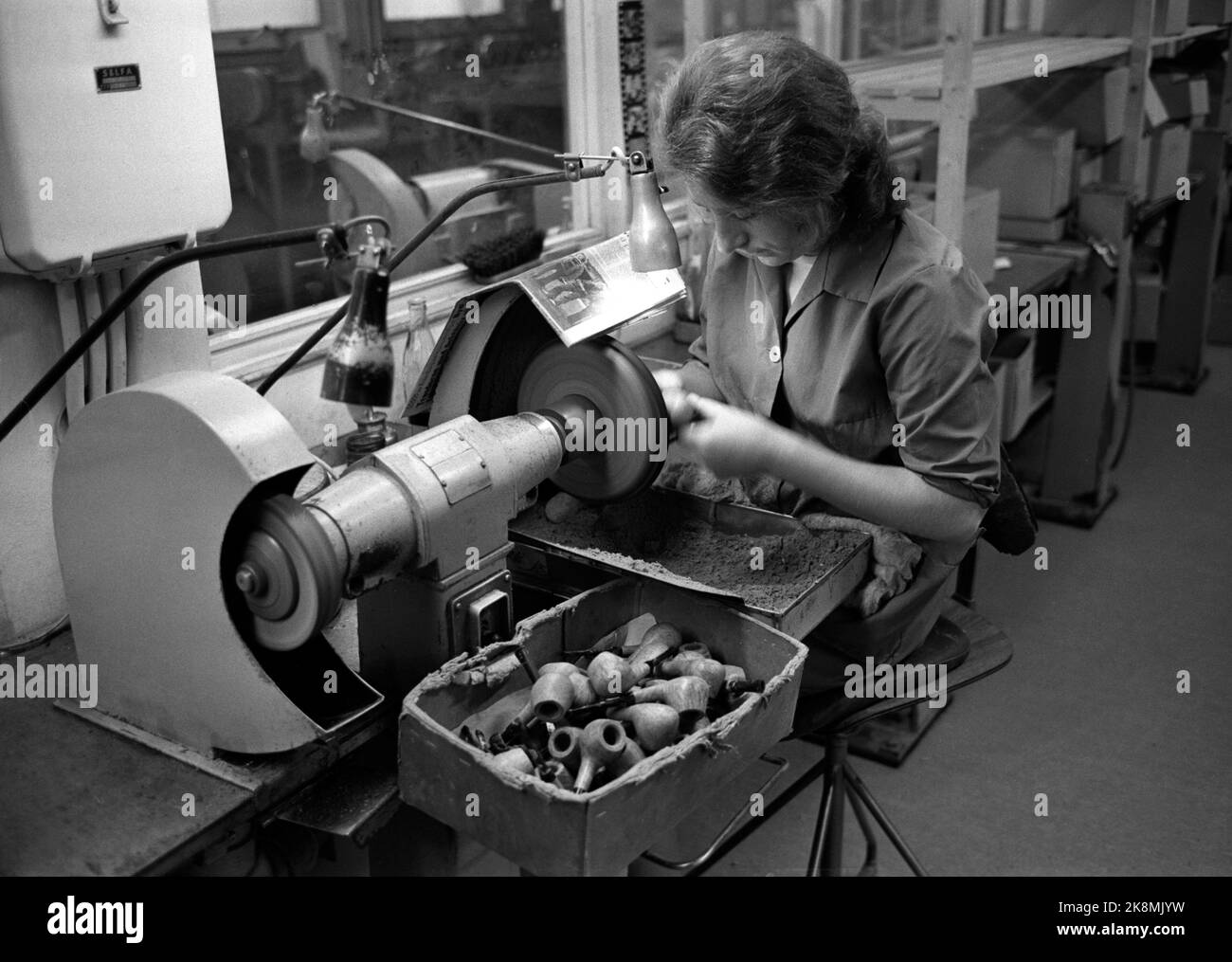 Lillehammer 1972. G. Larsen's pipe factory at Lillehammer can be taken over by the employees as the factory is not profitable enough for the owners. Gudbrand Larsen, who started making additional skumps at Lillehammer in 1844. The pipes from Lillehammer are highly taxed and the Lillehammer name has the same sound for pipe pipes as Dunhill and Barring. Photo; Current / NTB Stock Photo