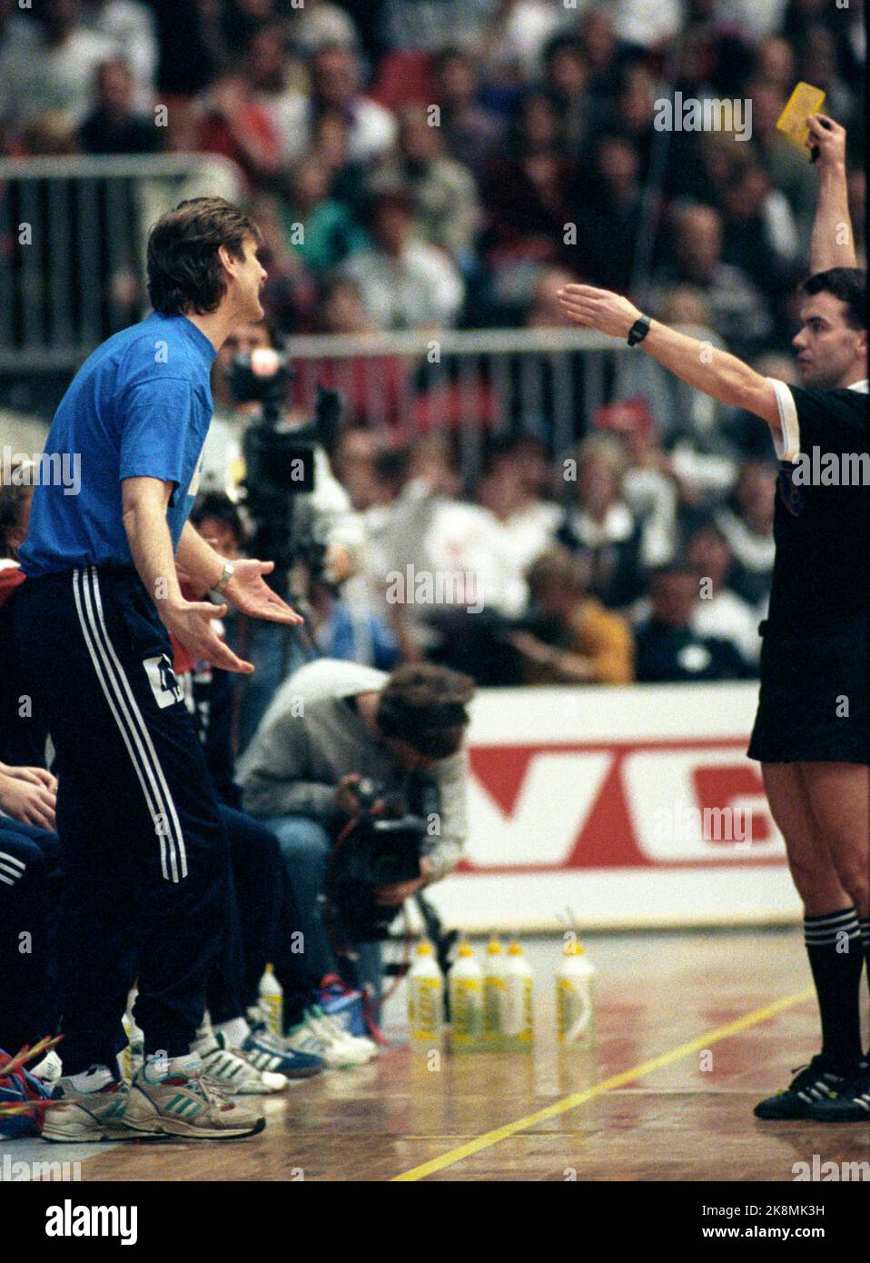 Morten Holm Judges Women Handball Coach Hi res Stock Photography And morten-holm-judges-women-handball-coach-hi-res-stock-photography-and