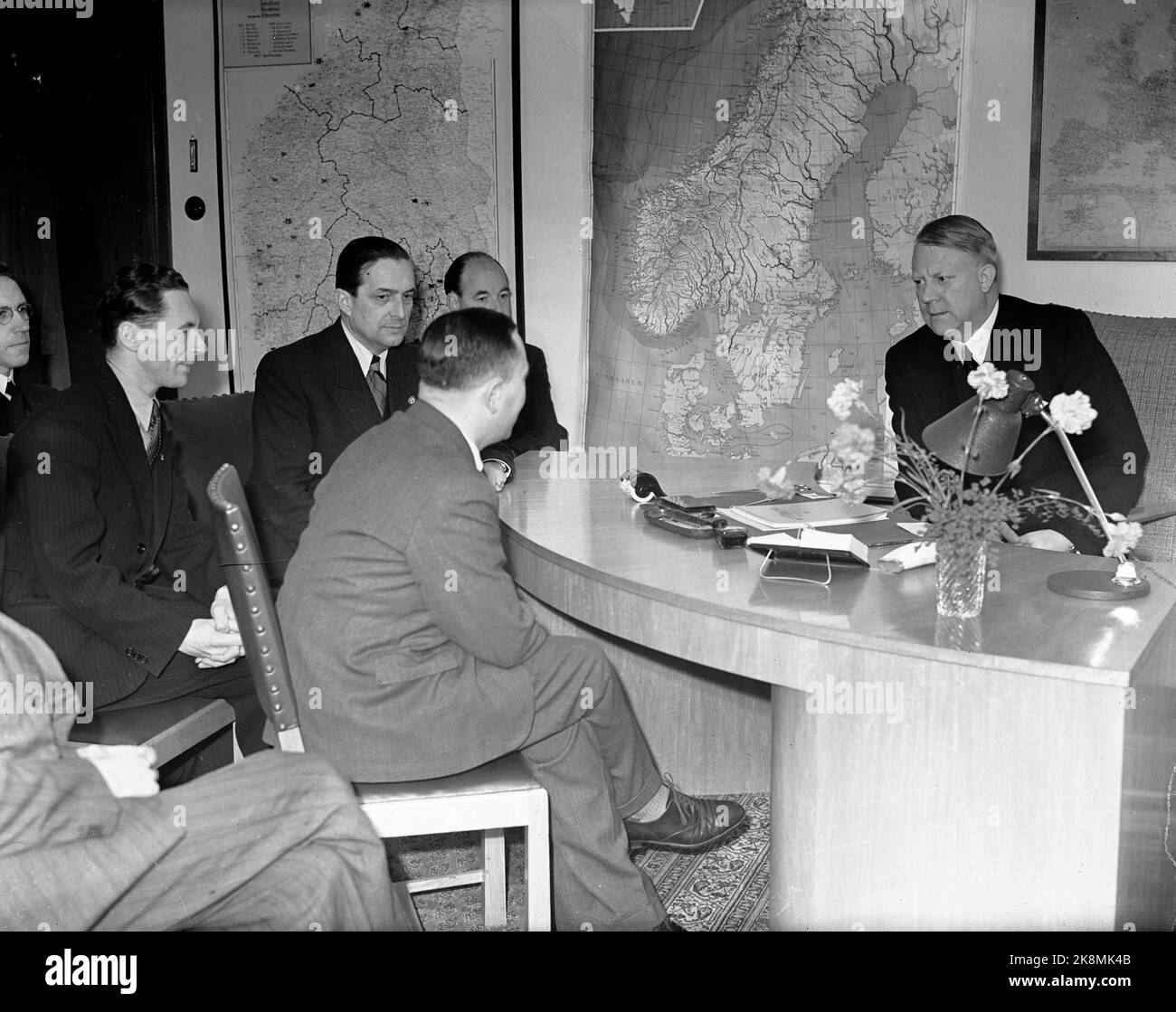 Oslo 19411009. The German deputy national press officer, Helmut Sündermann (with his back to), NS leader Vidkun Quisling and head of the Ministry of Culture and Public Information, Gulbrand Lunde (no. 2 BCE). Photo: Aage Kihle / NTB Stock Photo