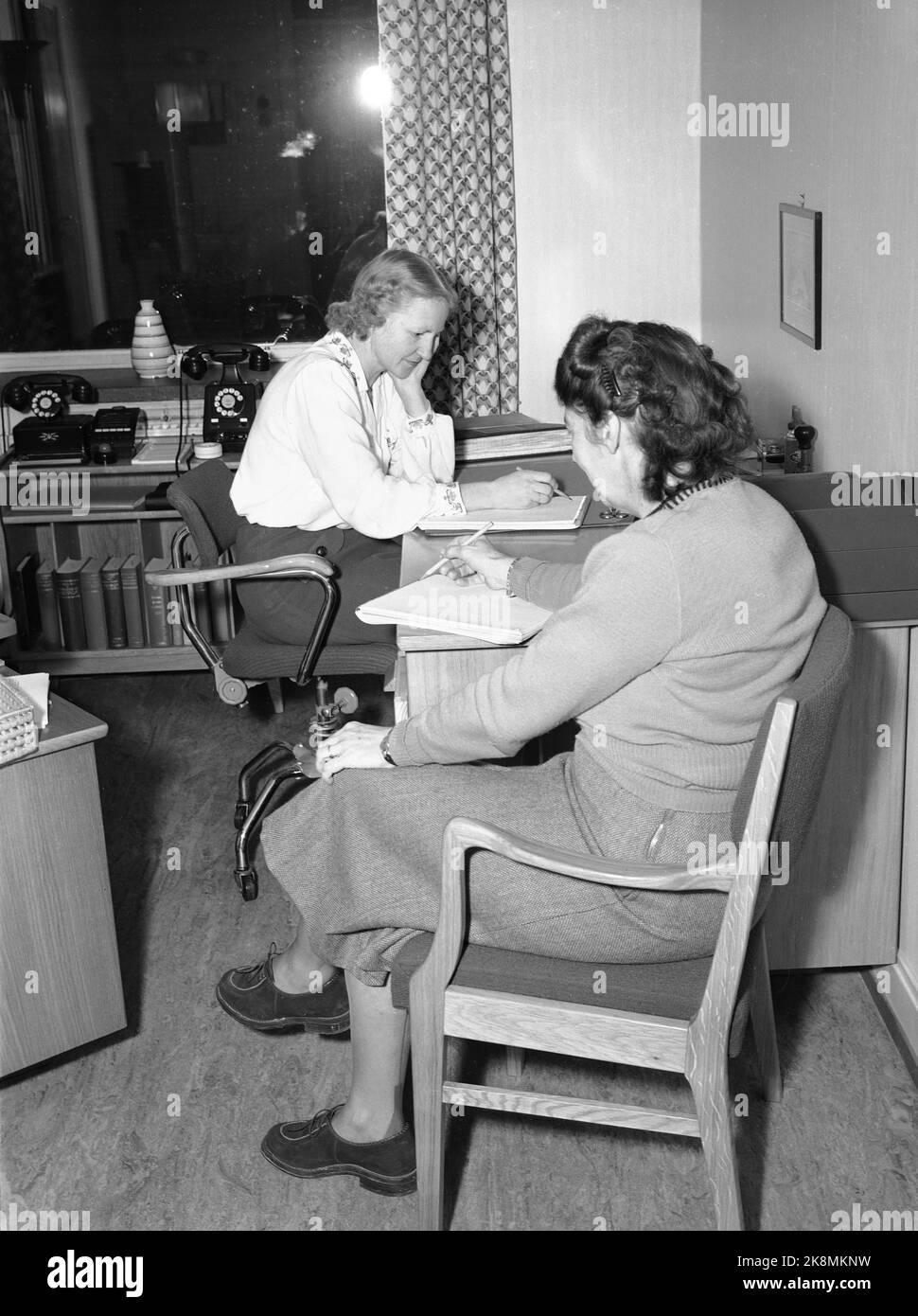 Oslo 1951 the wage settlement Two women in an office. The national organization and the employer association were unable to negotiate agreement this time. The prime minister found that there was no basis for presenting a proposal that both parties could accept. Neither the national broker was able to persuade the parties to enter into a voluntary agreement. Wages will this time be determined by an impartial body, a payroll. Photo: Sverre A. Børretzen / Current / NTB Stock Photo