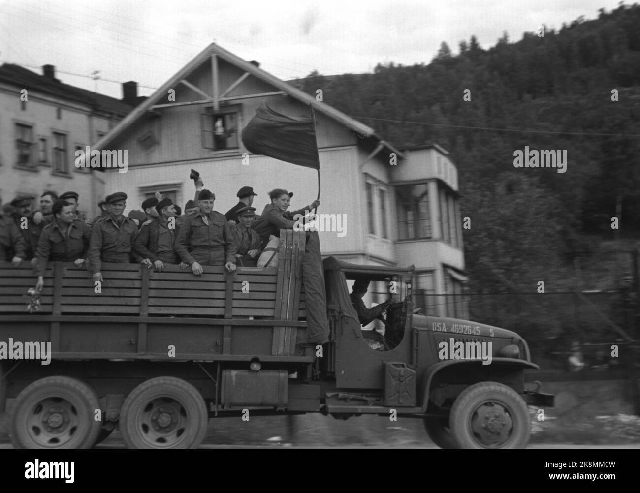 Oslo 19450706 Peace Days 1945. Russian prisoners of war travel home. Here is a group of happy prisoners on their way to the gathering place on the plane of a truck. One improvised red flag waves in the wind. Photo: NTB / NTB Stock Photo