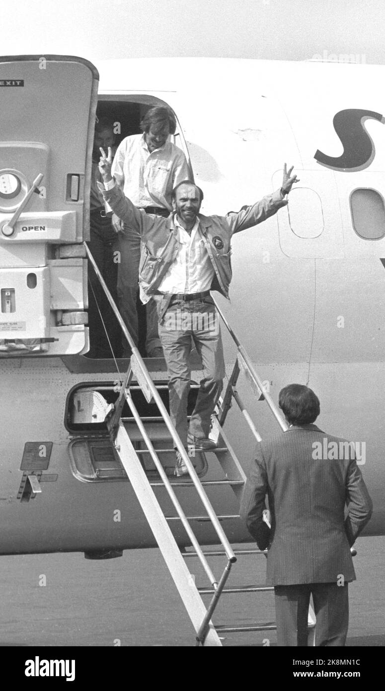 Oslo 19850513. Arne Næs Jr. Ship broker and rock climbers cheer as he exits the plane at Fornebu, well at home from a successful expedition. Behind him an equally happy stone P. Aasheim. Photo: Inge Gjellesvik NTB / NTB Stock Photo