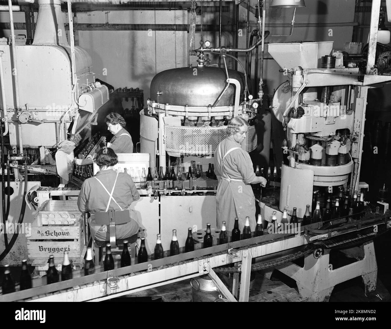 Oslo 1951. Breweries in Oslo in 1951. Here from one of the work processes where corks are attached to the beer bottles. The machine is operated by ladies. Photo: Sverre A. Børretzen / Current / NTB Stock Photo