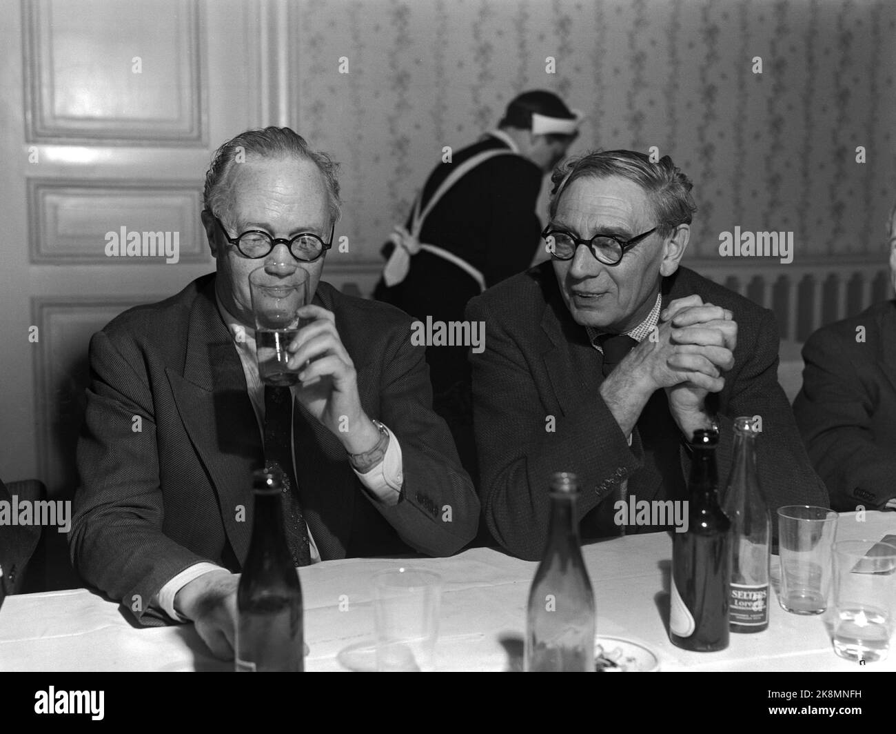 1952 Oslo. Meeting in the Norwegian Writers' Association at Restaurant Georges. Here sits: the author Sigurd Hoel and drinks from a glass with Helge Krog. Photo: Odd Nicolaysen / Current / NTB Stock Photo