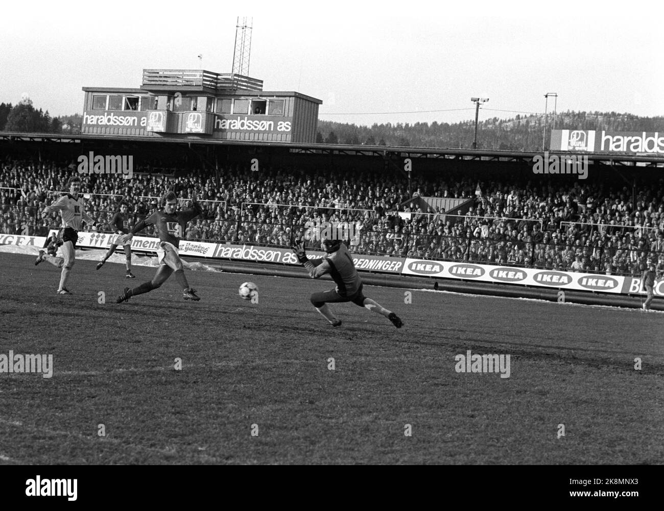 Oslo, 19801026. Ullevaal Stadium, the cup final. Lillestrøm - Vålerenga 1-4. VIF's Morten Haugen scores Vålerenga's first goal. LSK's keeper Arne Amundsen does not reach. Photo: Svein Hammerstad / NTB / NTB Stock Photo