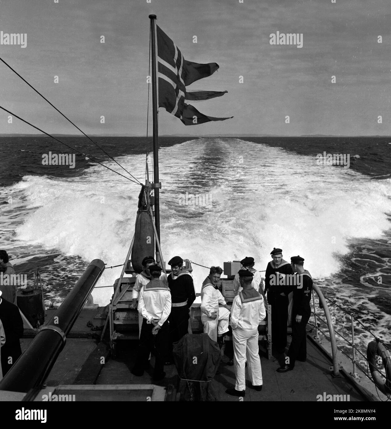 19540601OMBABLE IN THE JAGEREN KNM Oslo (built in England in 1945) crew