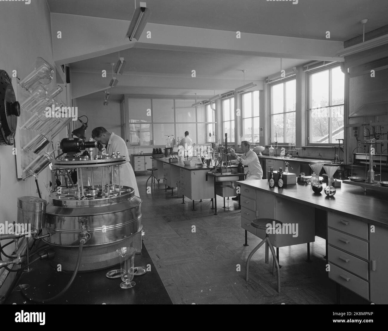 Oslo 1951. Breweries in Oslo in 1951. Here from the laboratory at one of the breweries. Photo: Sverre A. Børretzen / Current / NTB Stock Photo