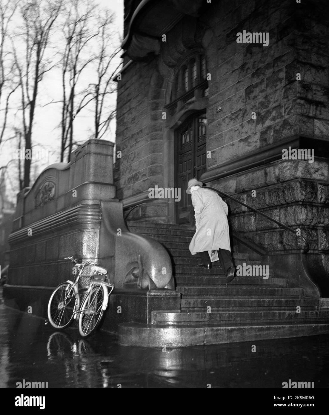 Oslo November 1951 The newly appointed Prime Minister Oscar Torp (1893-1958). Torp was prime minister from 19/11-1951 to 22/1-1955. Here is the newly appointed prime minister on the way to the 'key demonic' with the outgoing Prime Minister Gerhardsen. Torp on the way up the stairs to the government building. Photo: Sverre A. Børretzen / Current / NTB Stock Photo