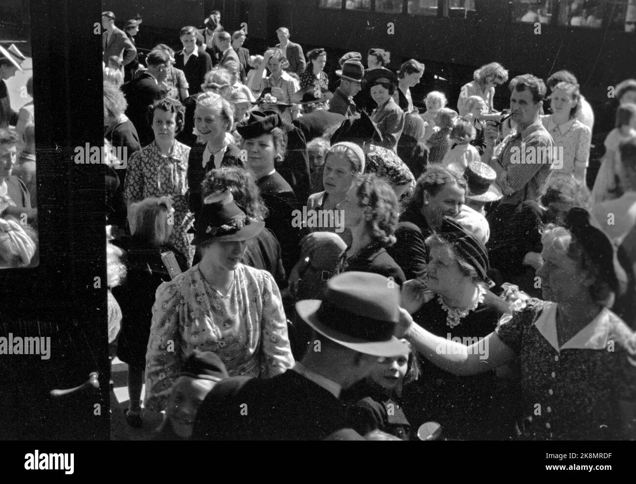 WW2 Oslo 19440718 Holiday colonial children return home. They arrive here Vestbanen by train where the parents wait. Photo: NTB *** Photo not image processed ***** Stock Photo